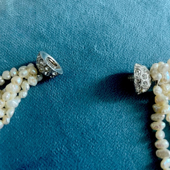 AMAZING PEARL STRAND NECKLACE WITH CRYSTAL CLOSURE THAT DOUBLES AS A PENDANT. - Picture 2 of 2